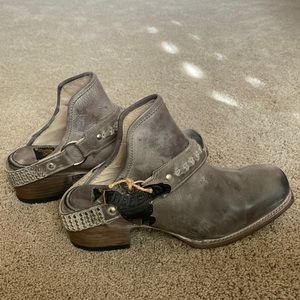 Freebird train stone in size 9.